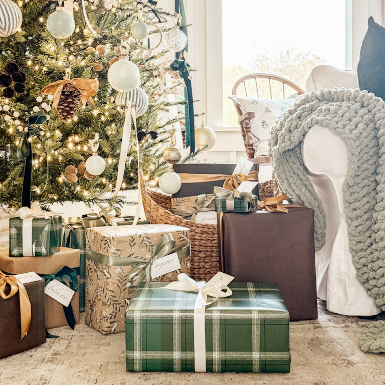 CHRISTMAS FARMHOUSE BOX