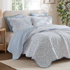 3 Piece Scalloped Edge Reversible Pattern Quilt Set