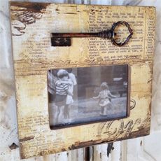 Country Chic Wood Frame With Metal Key