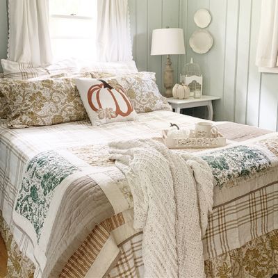 Country Farmhouse Patchwork Pattern Quilt