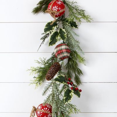 Evergreen Garland With Ornaments
