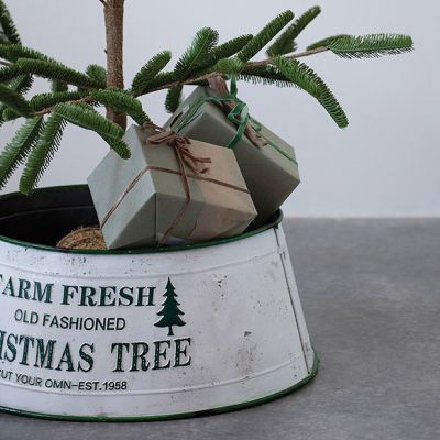 Old-Fashioned Christmas Tree Collar