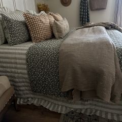 Classic Country Stripe Ruffled Quilt