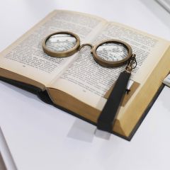 Spectacle Magnifying Glass