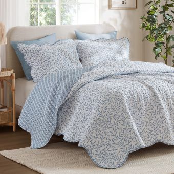 3 Piece Scalloped Edge Reversible Pattern Quilt Set