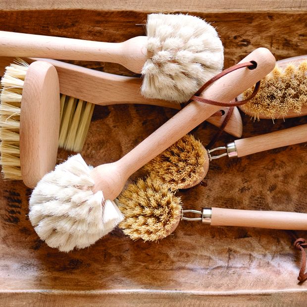 https://www.antiquefarmhouse.com/media/catalog/product/cache/87f7a85cd0f3ed2c3dff34ce326cd3a5/n/a/natural-wood-dish-brush-10-inch_3.jpg