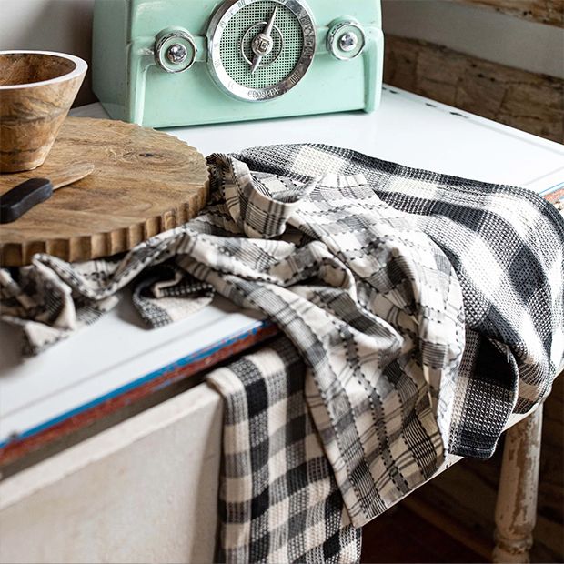 https://www.antiquefarmhouse.com/media/catalog/product/cache/87f7a85cd0f3ed2c3dff34ce326cd3a5/p/e/perfectly-plaid-patterned-kitchen-towels-set-of-3_1.jpg