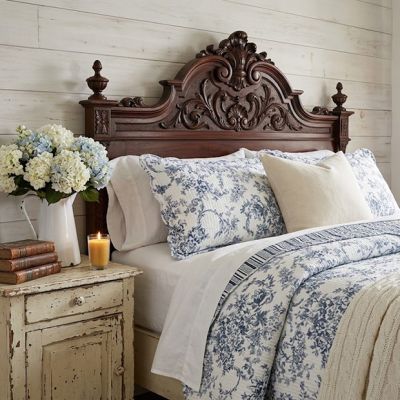 Blue Garden Toile Scalloped Quilt and Shams Set