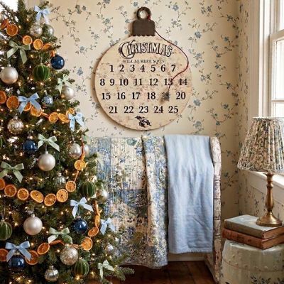 Heirloom Christmas Countdown Ornament Wall Decor