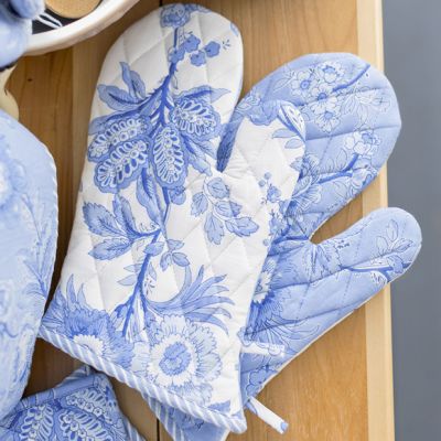 2 Piece Blue Blossom Quilted Oven Mitt Set