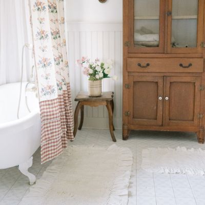 Antique White Burlap Ruffled Bath Mat