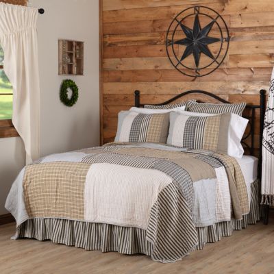 Ashmont Farmhouse Patchwork Quilt and Cotton Wreath Shams Set