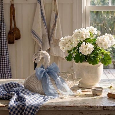 Cottage Garden Decorative Swan 9 Inch