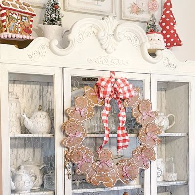 Gingerbread Wreath With Bow