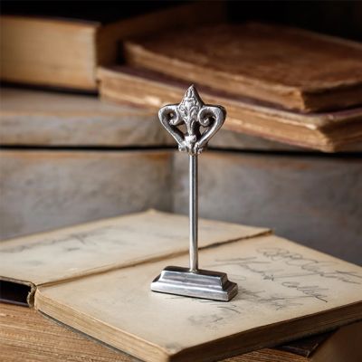 Grand Manor Fleur De Lis Place Card Holder