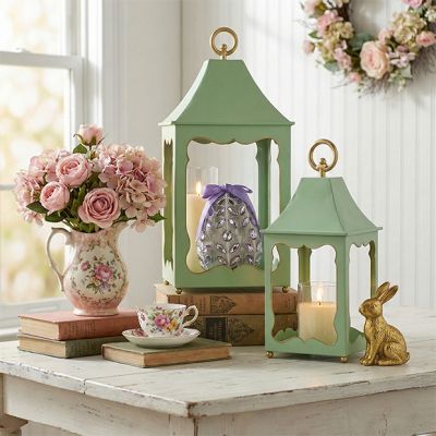 Scalloped Edge Display Lantern