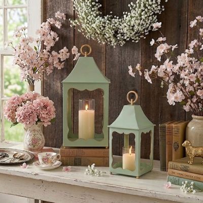 Scalloped Edge Display Lantern