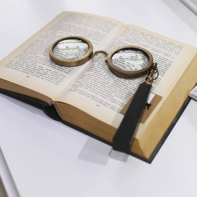 Spectacle Magnifying Glass