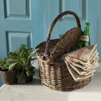 Traditional Farmhouse Picnic Basket 