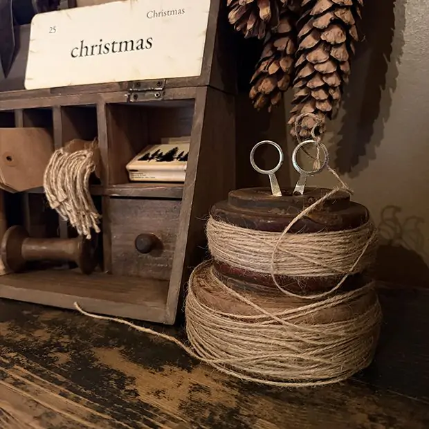 Antiqued Flat Wooden Twine Spool with Scissors Set of 4 | Antique
