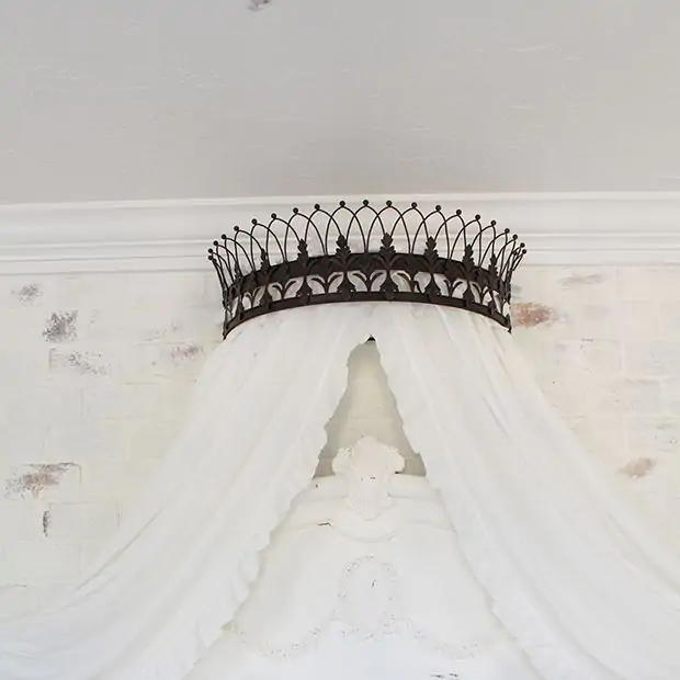 Metal Curtain Crown