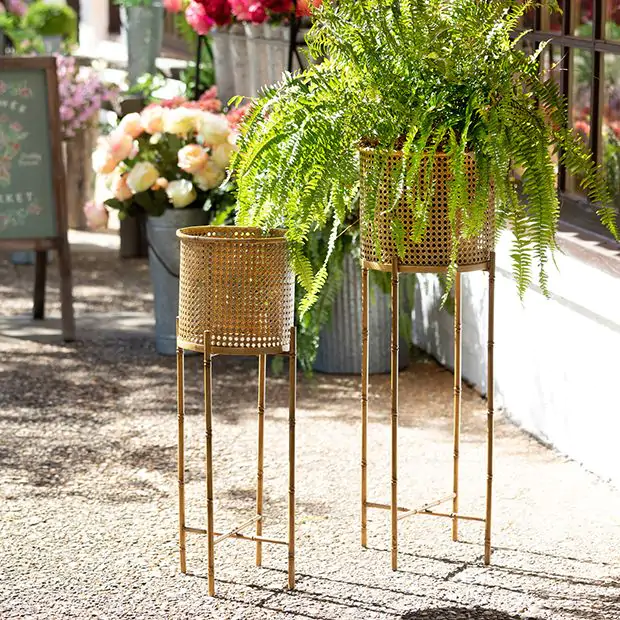 Park Hill Collection Roanoke Metal Planter on Stand