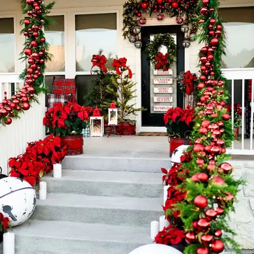 15 Christmas Staircase Decorations to Complete the Look
